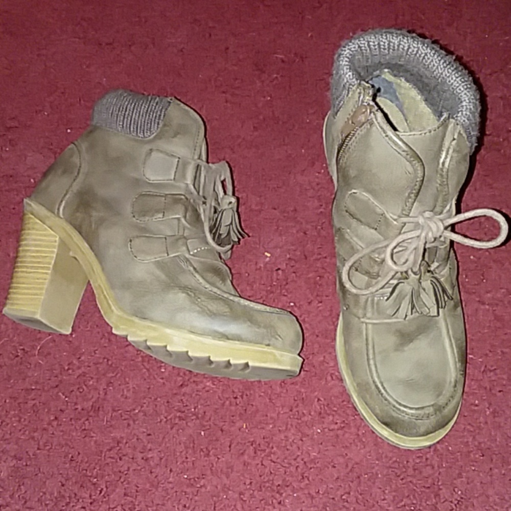 !!Booty heels w/ sweater anklet